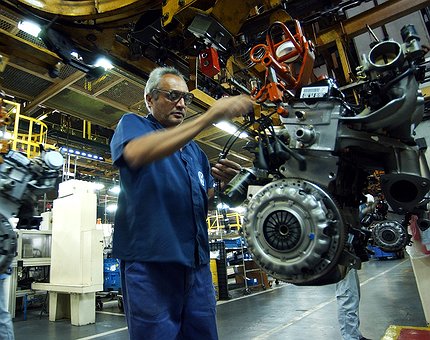 Indústria brasileira em novembro: ligeira melhoria frente a outubro mas queda frente ao ano anterior