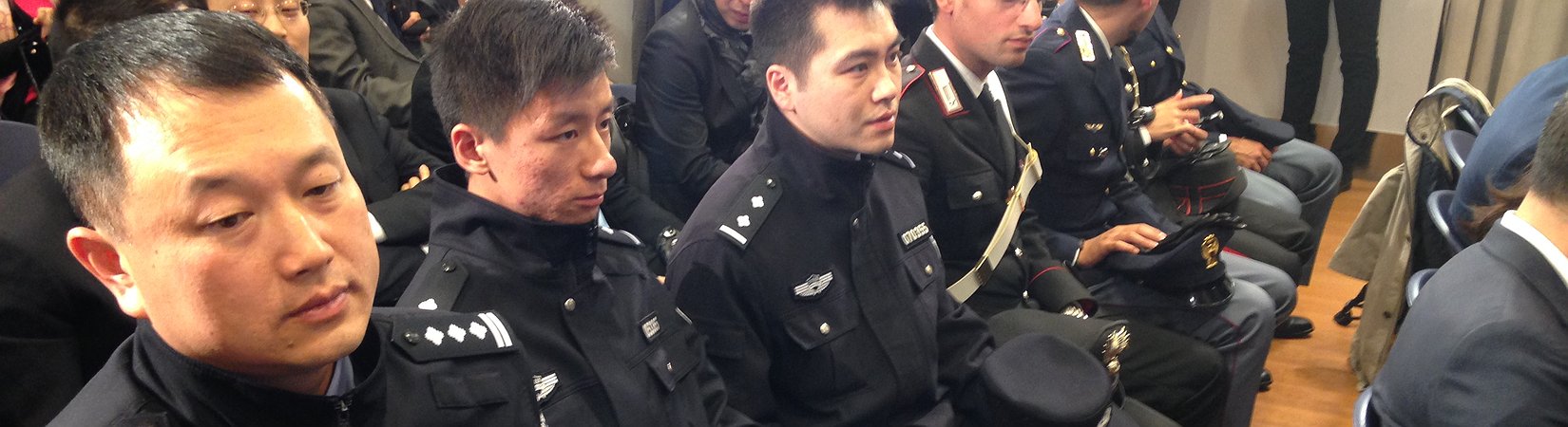 La polizia cinese sulle strade di Roma e Milano