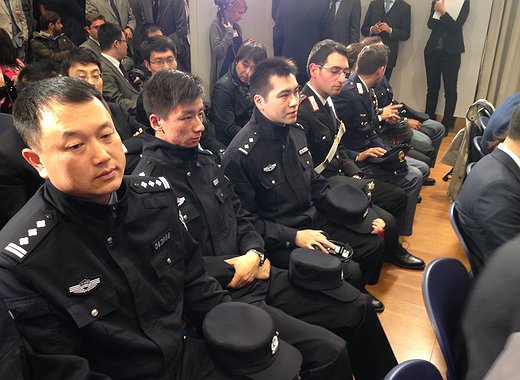 La polizia cinese sulle strade di Roma e Milano