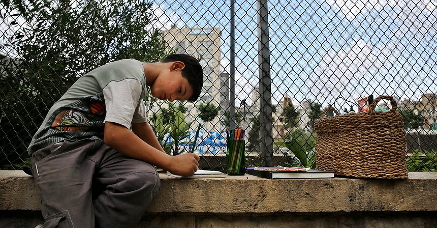 Traficantes exploram jovens refugiados em campos franceses