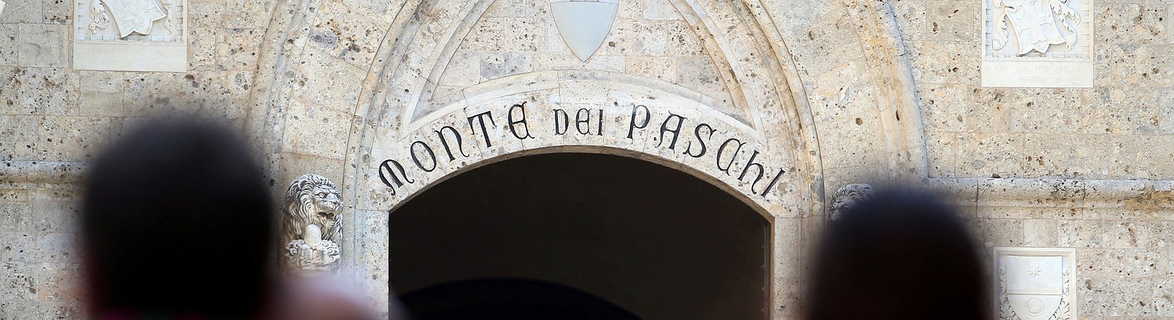 Borsa Milano negativa, Mps crolla dopo raggruppamento azioni