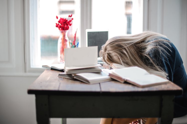 ¿Por qué debes echarte una siesta en el trabajo?