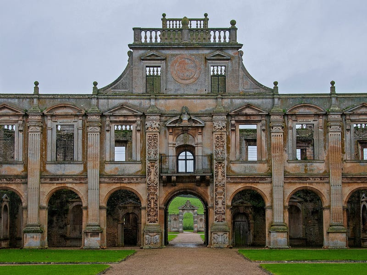 14 inquietantes fotos de palacios y castillos abandonados