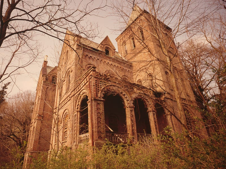 14 inquietantes fotos de palacios y castillos abandonados