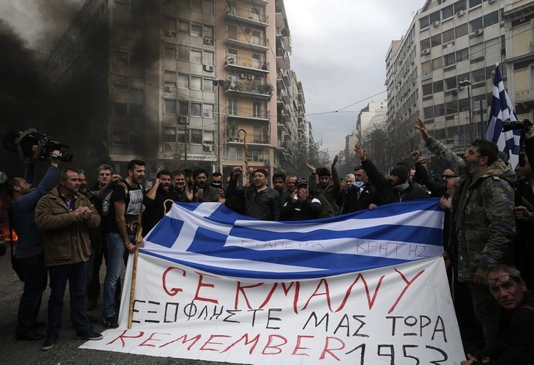Grecia, agricoltori assaltano il Ministero
