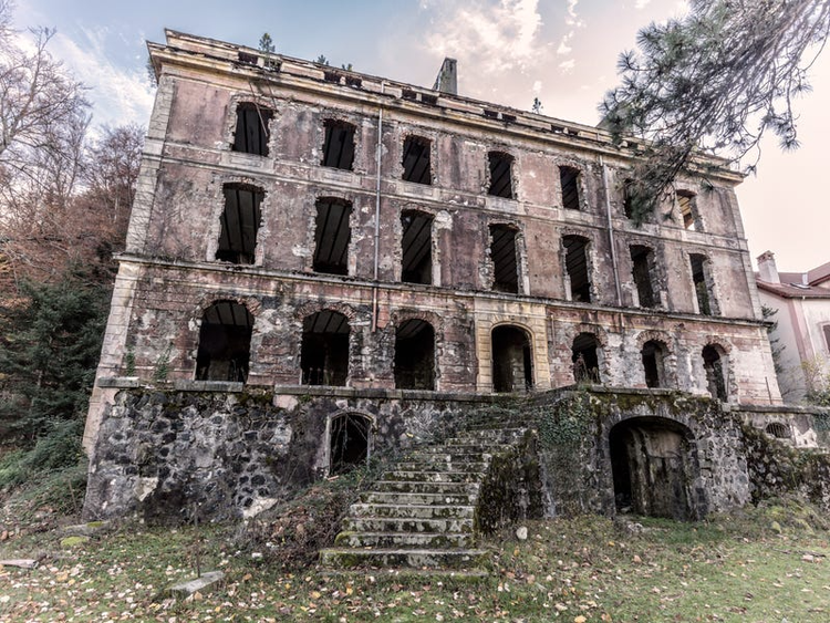 14 inquietantes fotos de palacios y castillos abandonados