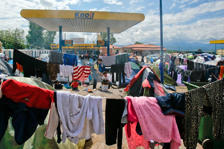 L'Europa dovrebbe applicare una tassa sul petrolio per aiutare i rifugiati 