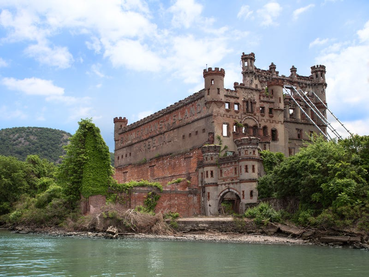 14 inquietantes fotos de palacios y castillos abandonados