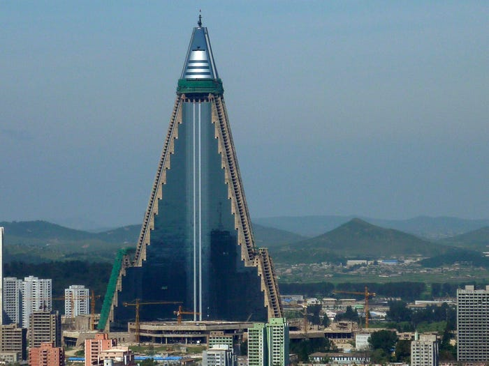 10 famosas y costosas construcciones que han sido abandonadas