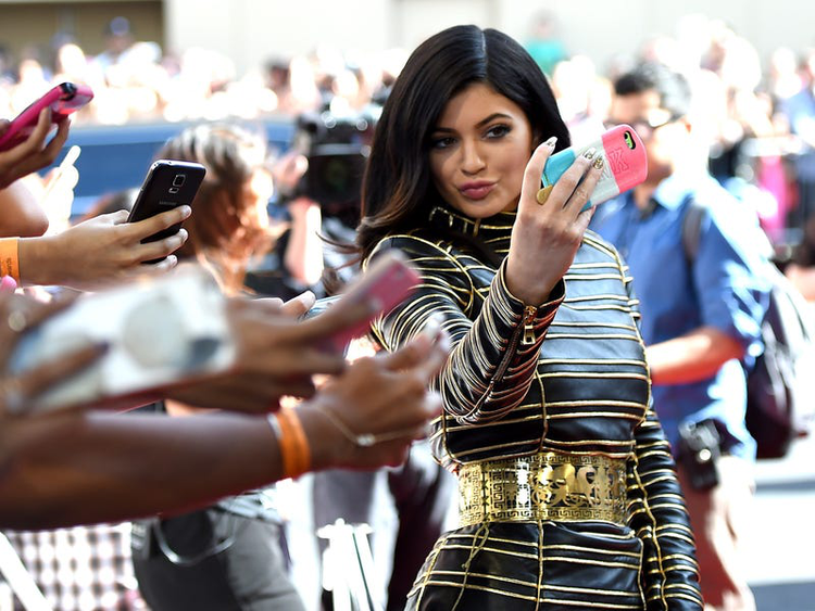 9 alucinantes hechos que demuestran lo inmensamente rica que es Kylie Jenner
